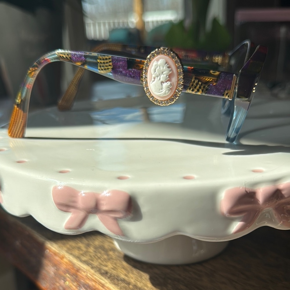 Cameo decor for glasses